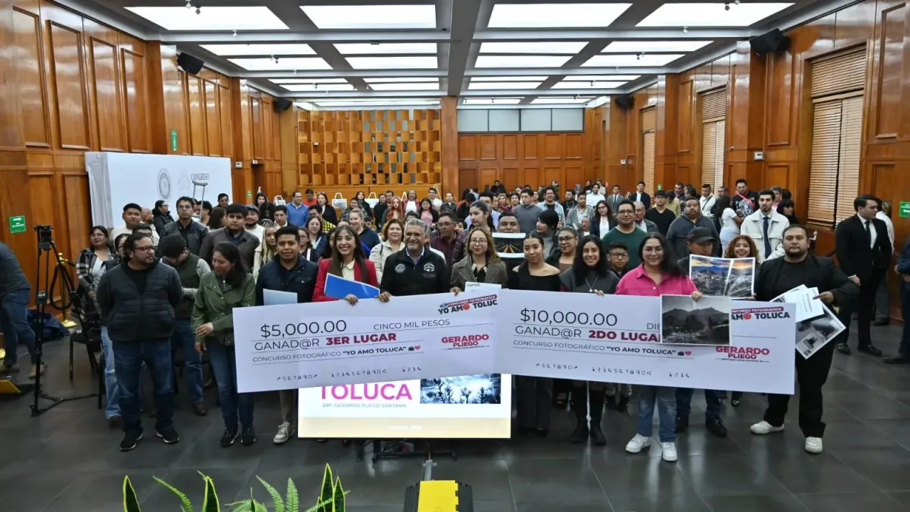Participantes y autoridades durante la premiación del concurso de fotografía en Toluca