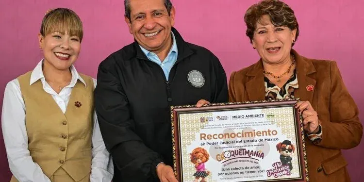 Personas con costales de alimento para animales durante la campaña Croquetmanía