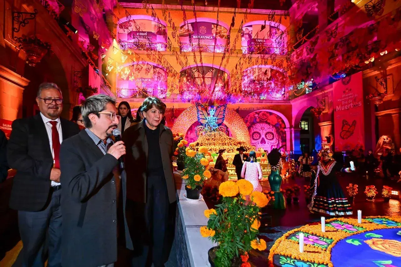 Patio central del Palacio de Gobierno de Toluca con ofrenda de Día de Muertos