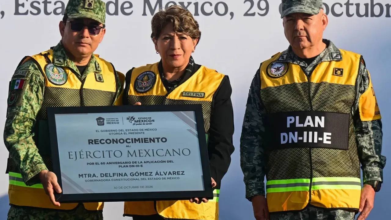 Autoridades estatales y militares durante una ceremonia cívica en Toluca