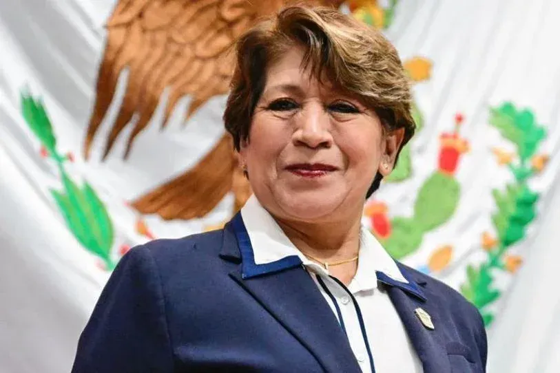 Tren de pasajeros y usuarios en una estación de transporte público