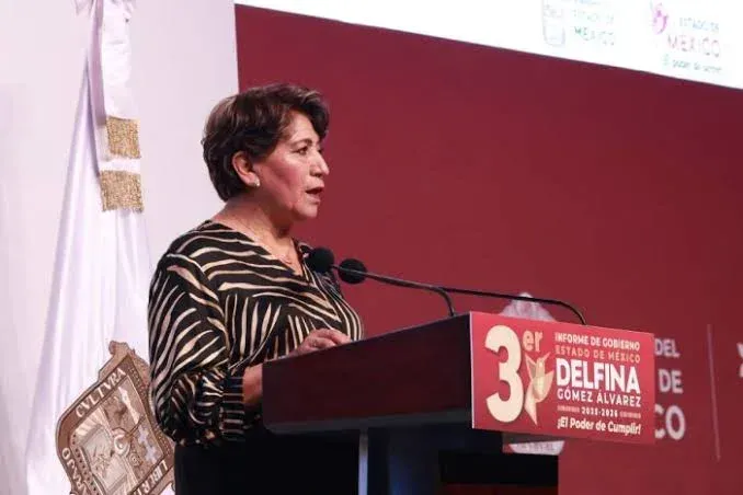 Gobernadora del Estado de México durante un evento público de rendición de cuentas