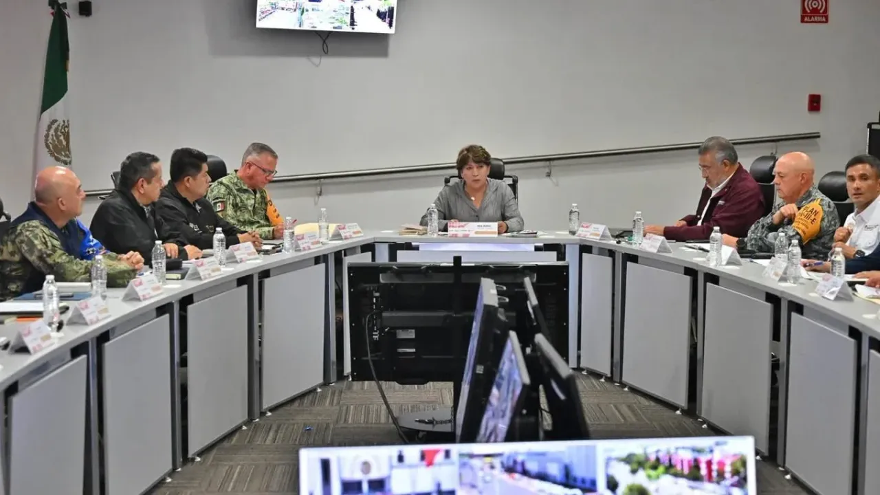 Autoridades durante la reunión de evaluación del simulacro en el C5 de Ecatepec