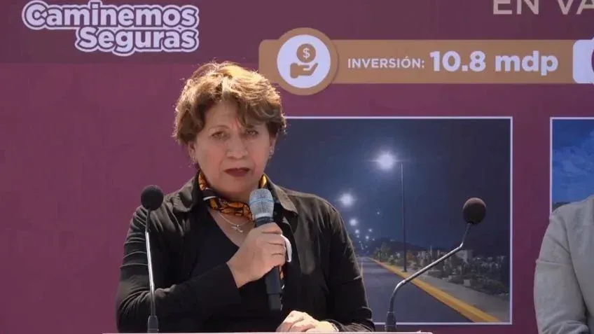 Gobernadora del Estado de México durante un acto público de gobierno