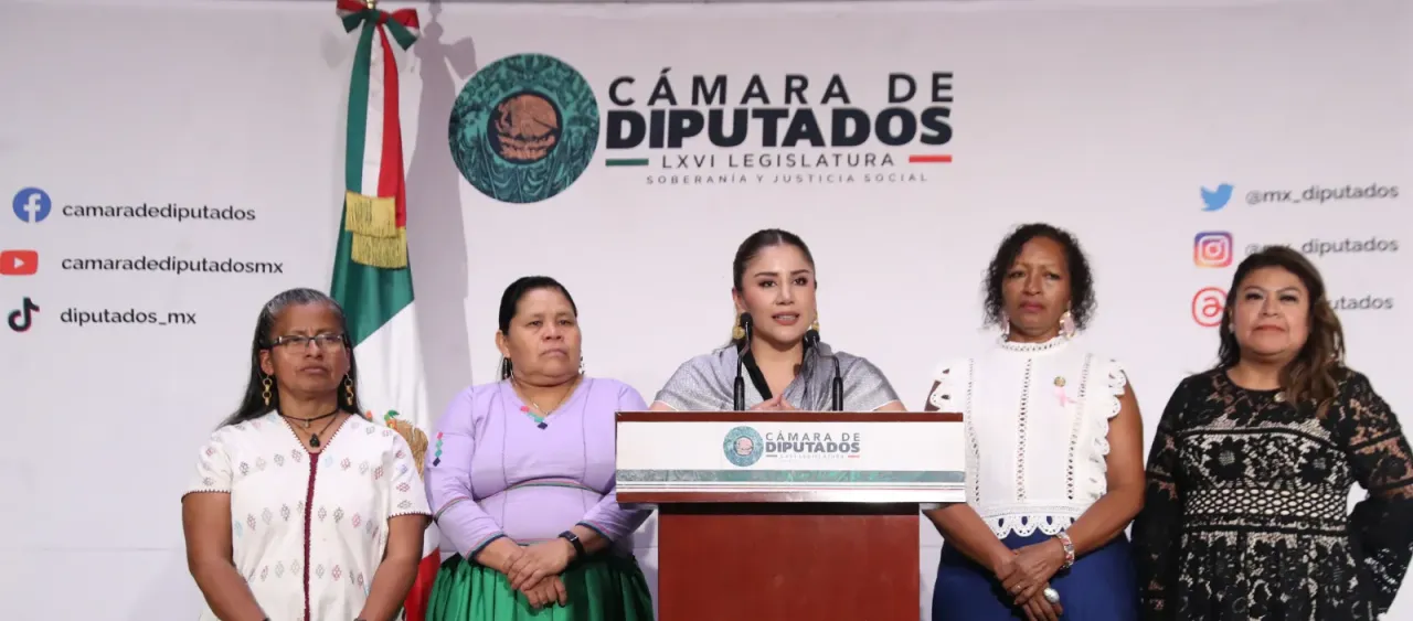 Diputadas de Morena durante conferencia de prensa en San Lázaro