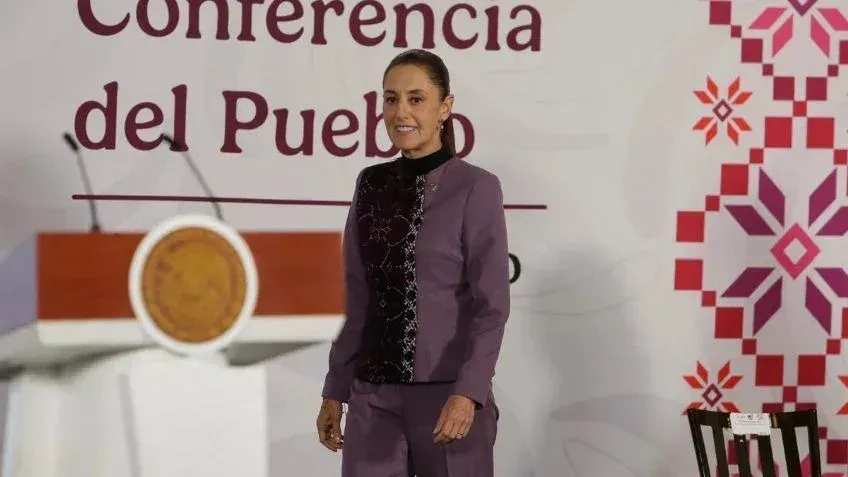 Personas viendo el documental en una pantalla