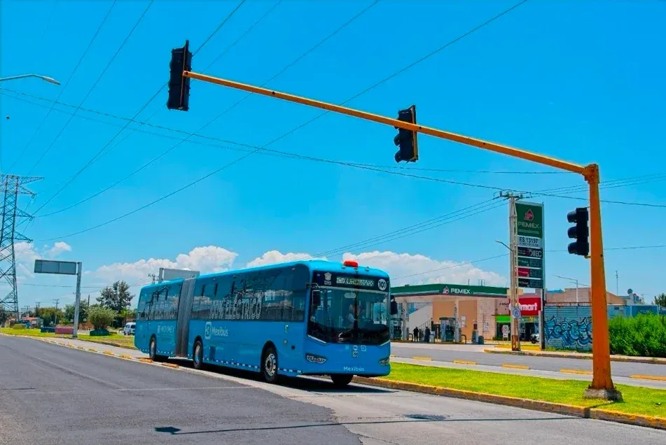 Usuarios esperando el transporte público en un corredor del Estado de México