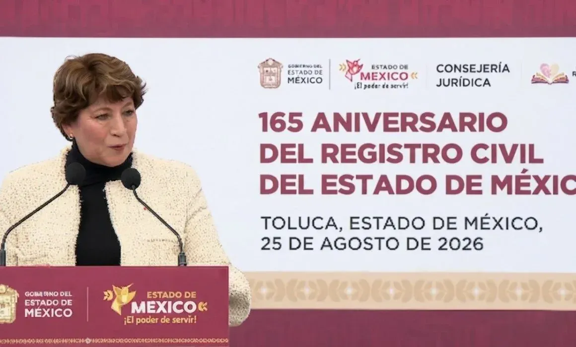 Delfina Gómez durante la conmemoración del 165 aniversario del Registro Civil en el Estado de México