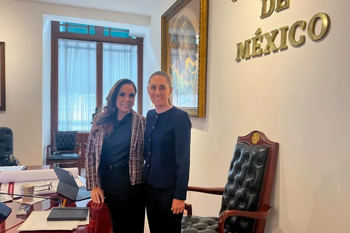 Playas del Caribe Mexicano con presencia de sargazo y personal de limpieza