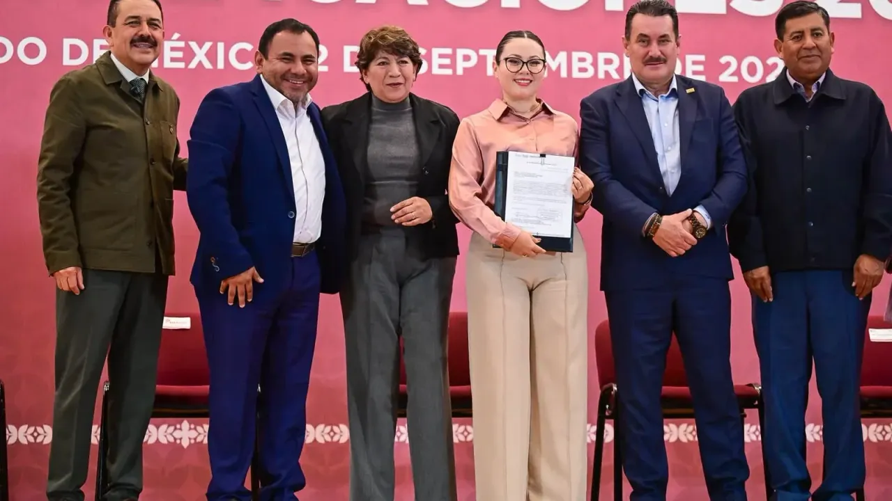 Docentes durante la entrega de basificaciones en Zinacantepec