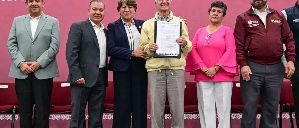 Entrega de títulos de propiedad a familias en Toluca, Estado de México