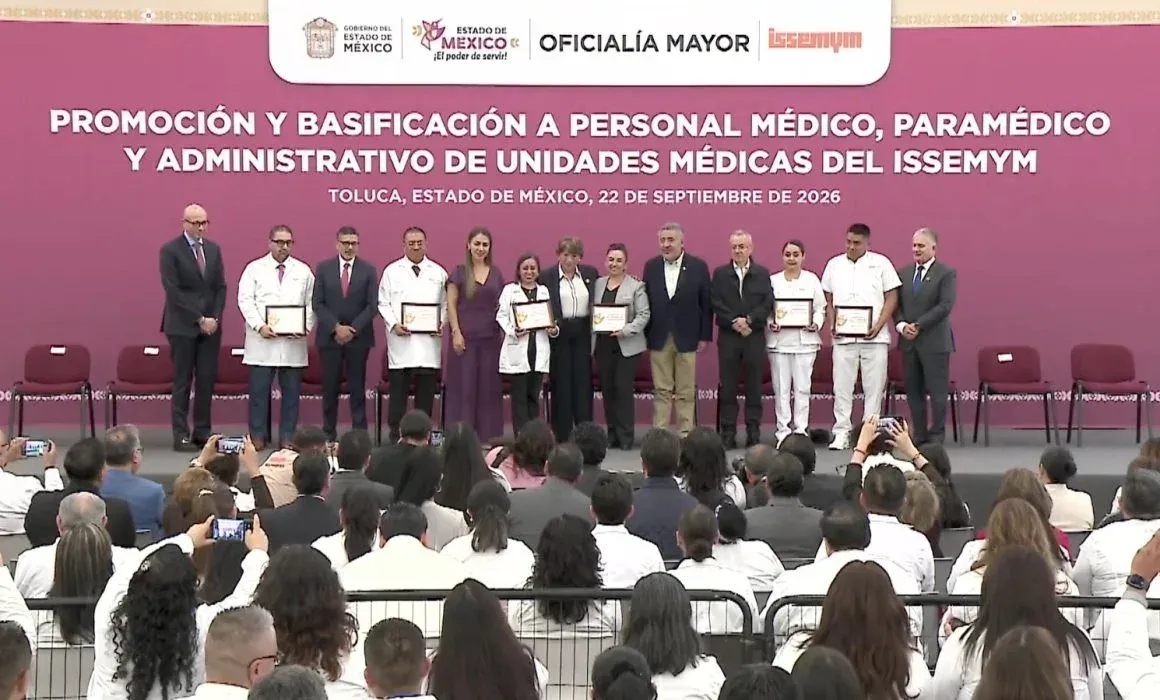 Personal médico y administrativo durante un acto oficial en Toluca