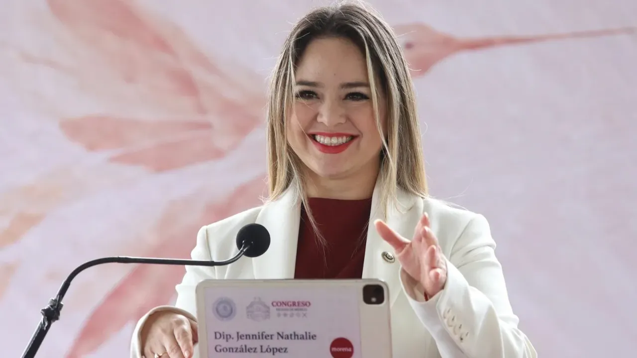 Diputada Jennifer González durante su informe legislativo en Huixquilucan