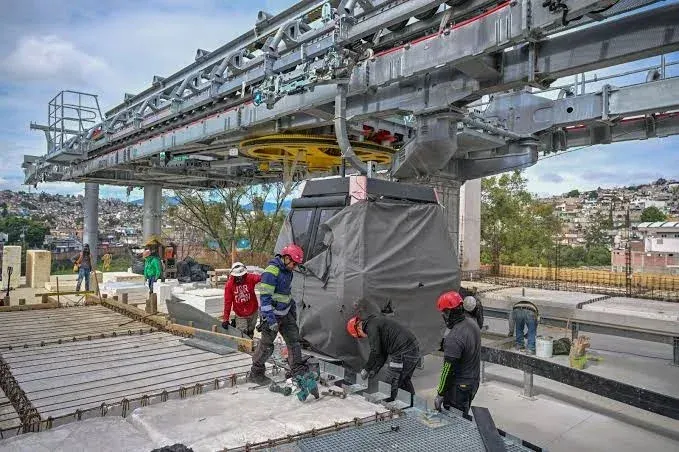 Obra de la Línea 3 del Mexicable en Naucalpan con estructuras y postes