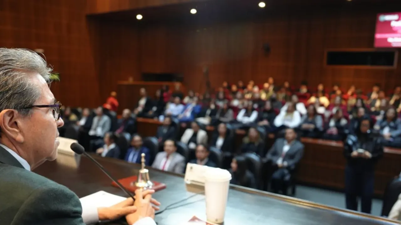 Estudiantes universitarios durante un ejercicio parlamentario en la Cámara de Diputados