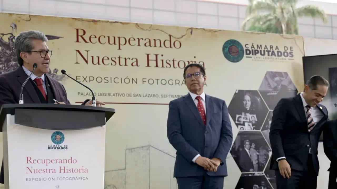 Personas observan fotografías históricas en la exposición del Palacio Legislativo