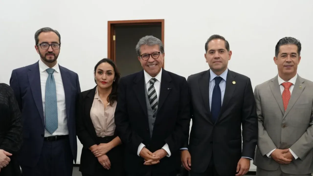 Legisladores y productores avícolas durante un foro en la Cámara de Diputados