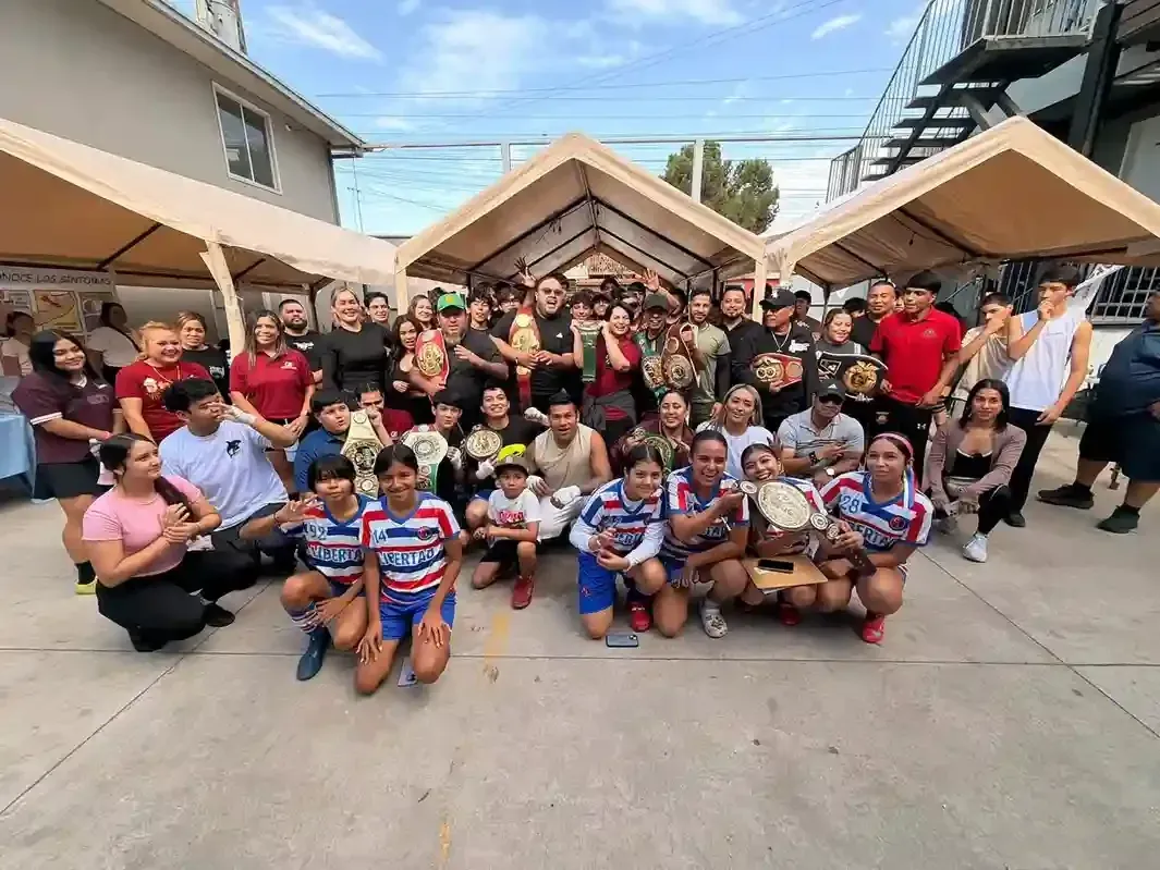 Jóvenes y adultos participan en clase masiva de box en Baja California