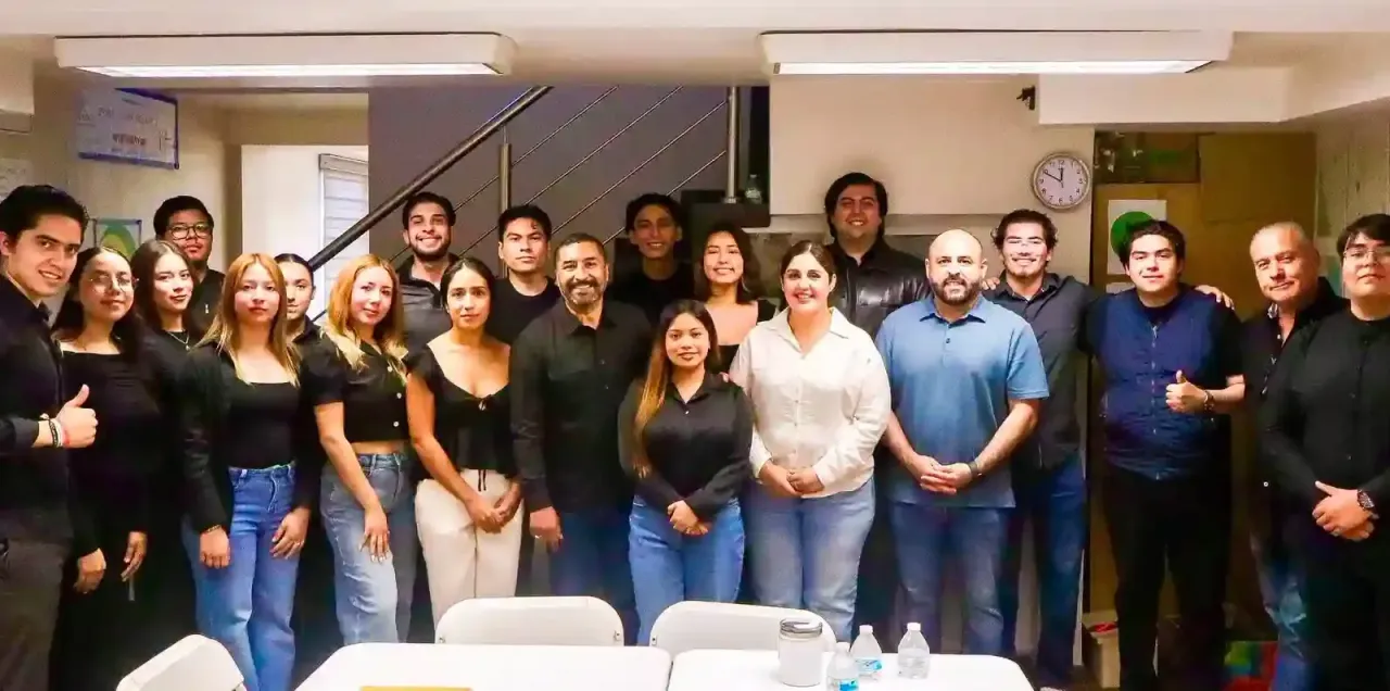 Jóvenes militantes durante una actividad de formación política en Baja California