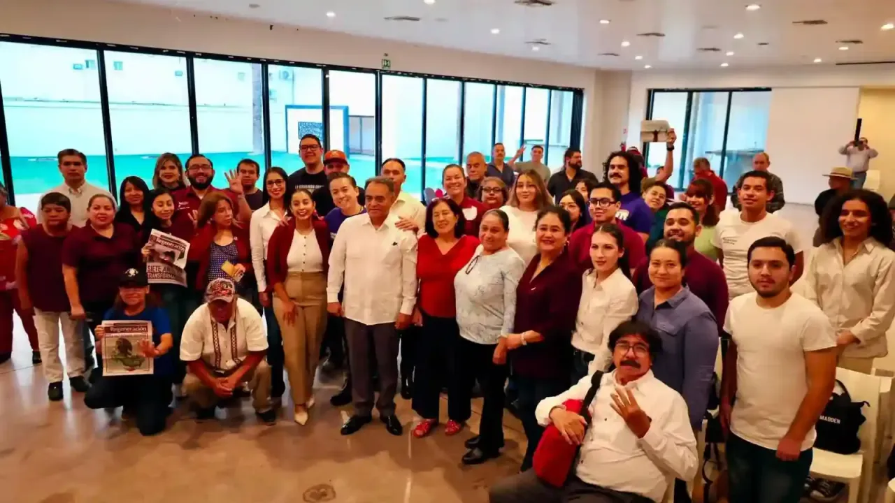 Personas durante el taller de Morena en Mexicali