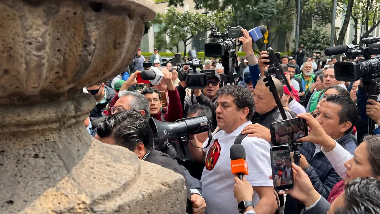 Personas reunidas frente a las oficinas del IMSS durante una protesta laboral