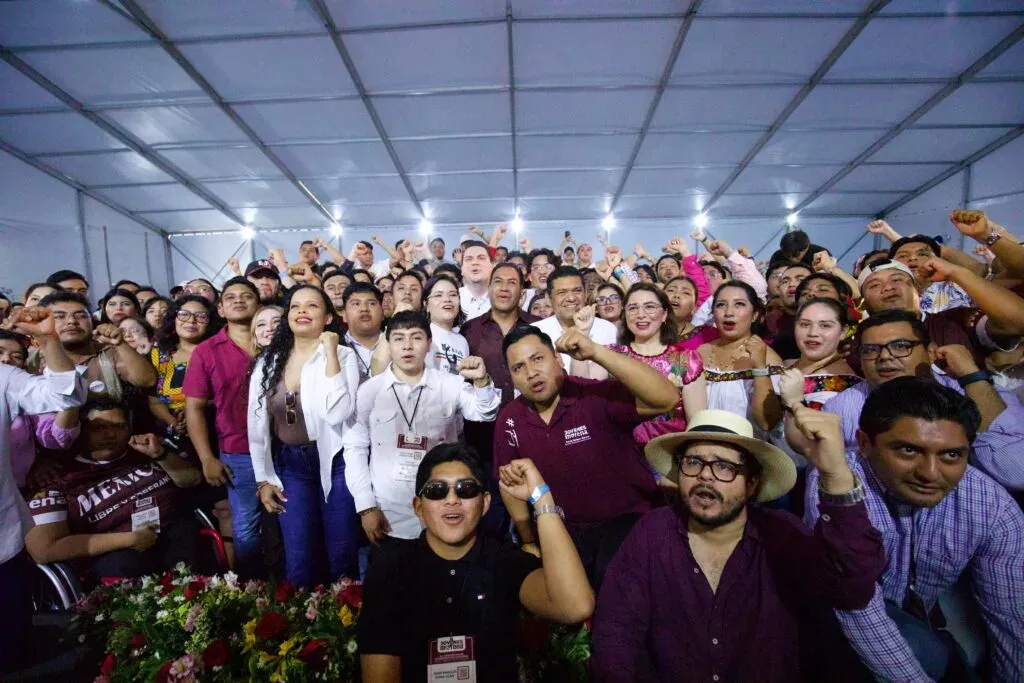Jóvenes reunidos en el campamento nacional de Morena en Palenque, Chiapas