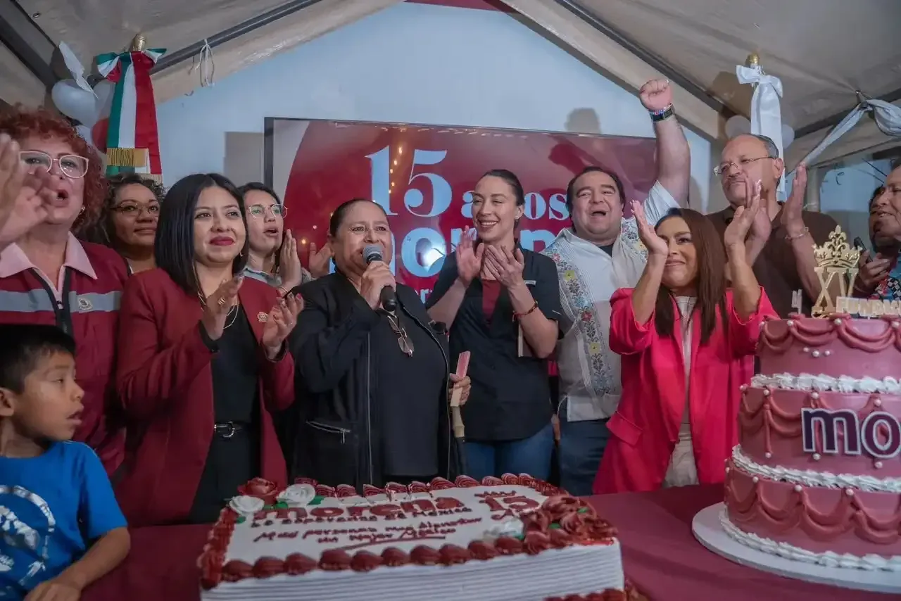 Militantes de Morena durante la celebración del 15 aniversario del partido en Baja California