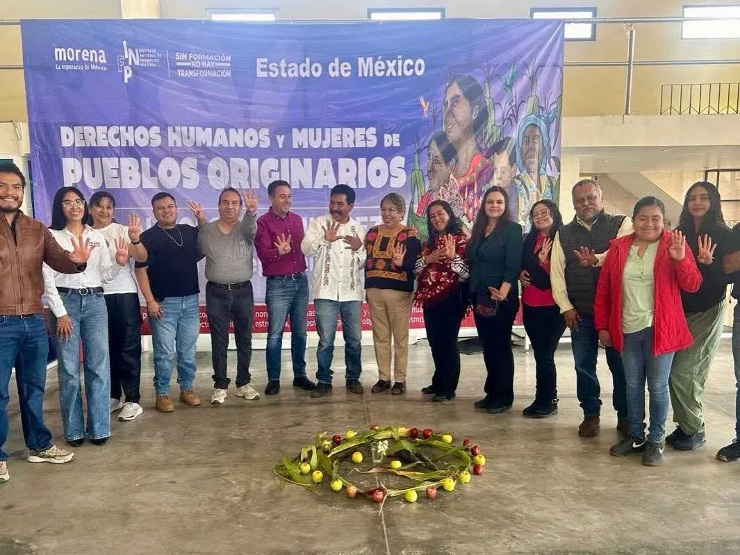 Mujeres indígenas en una reunión comunitaria en el Estado de México