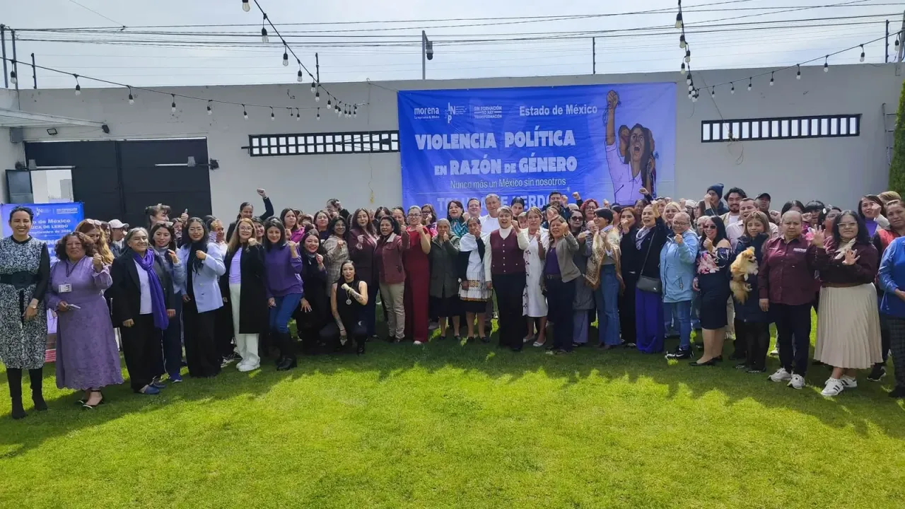 Mujeres reunidas en un taller de Morena en Toluca