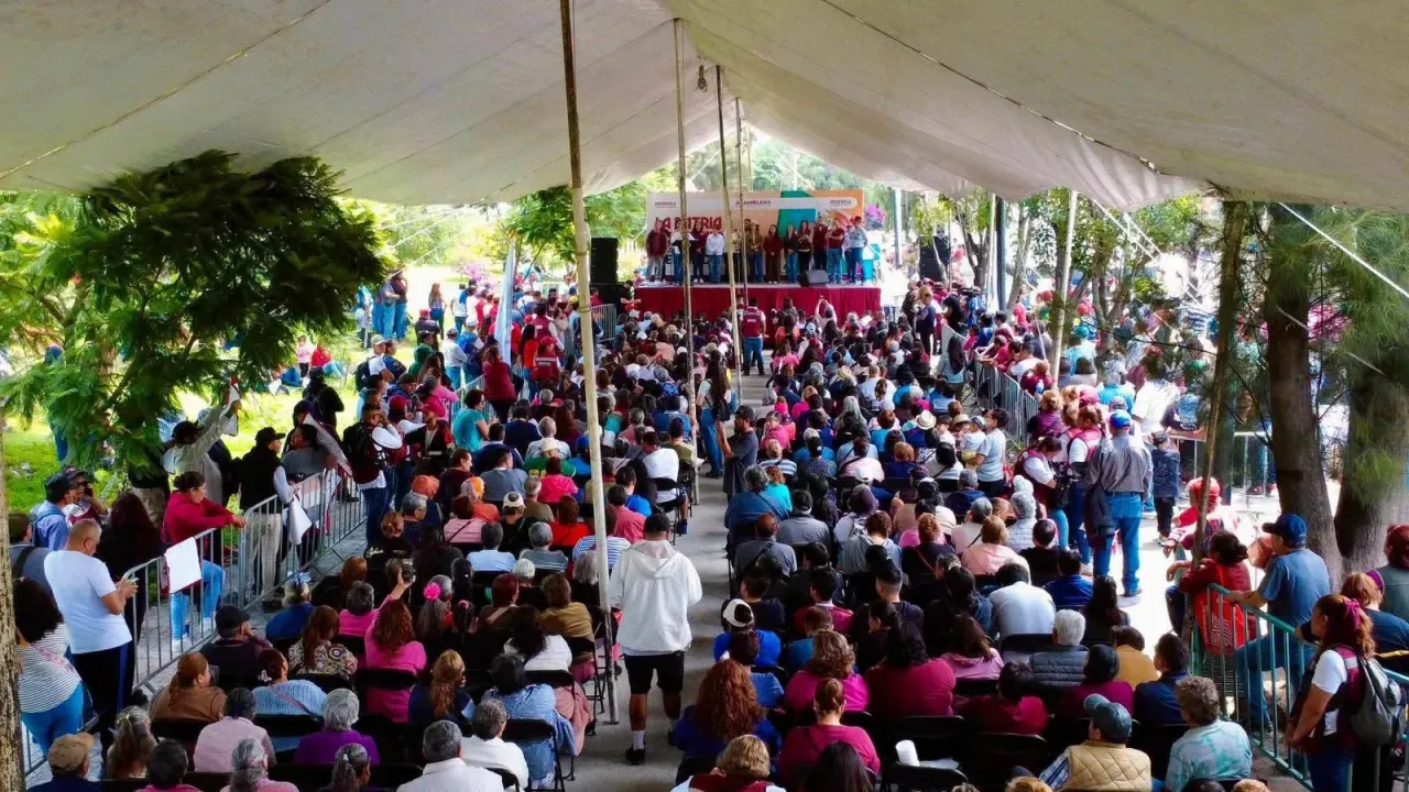 Personas reunidas en una asamblea informativa de Morena en el Estado de México