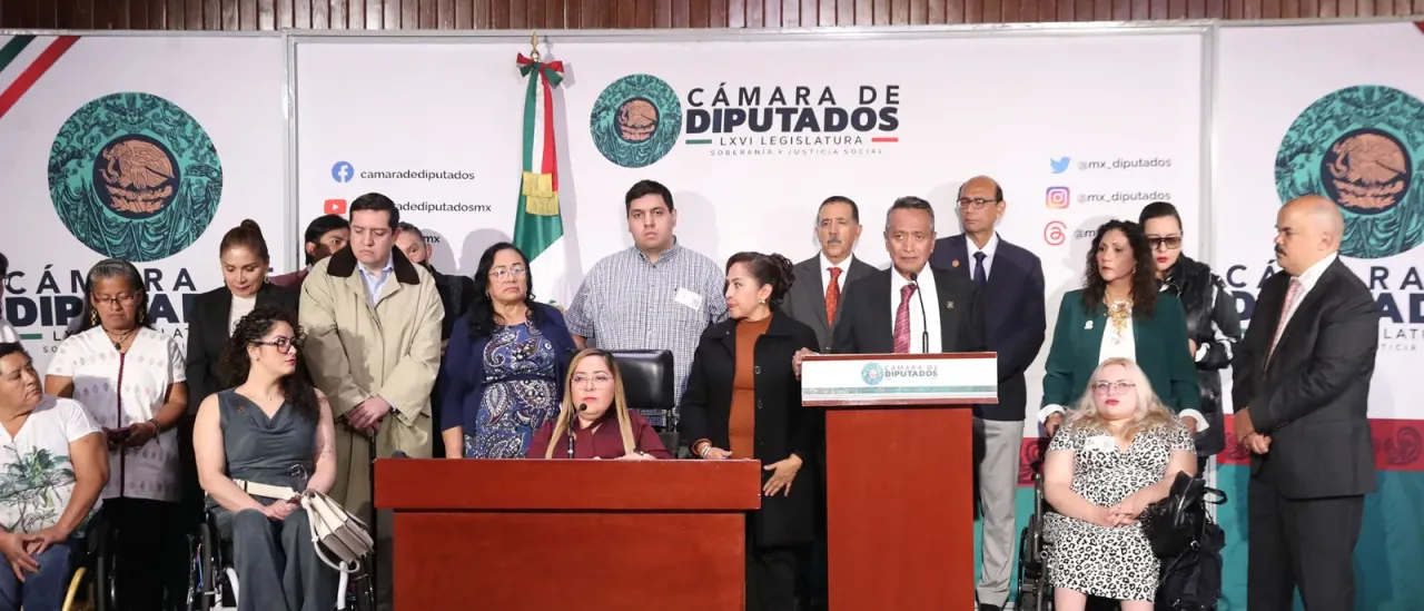 Conferencia de prensa de la diputada Mónica Herrera en el Palacio Legislativo