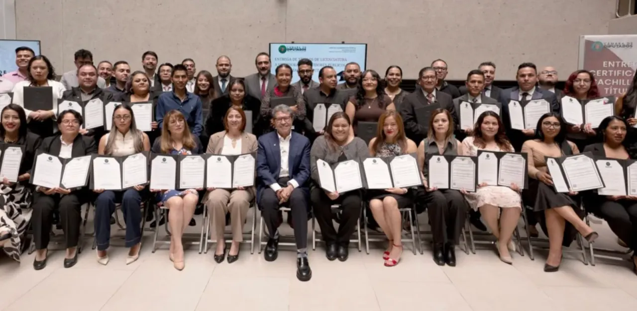 Entrega de certificados a trabajadores de la Cámara de Diputados