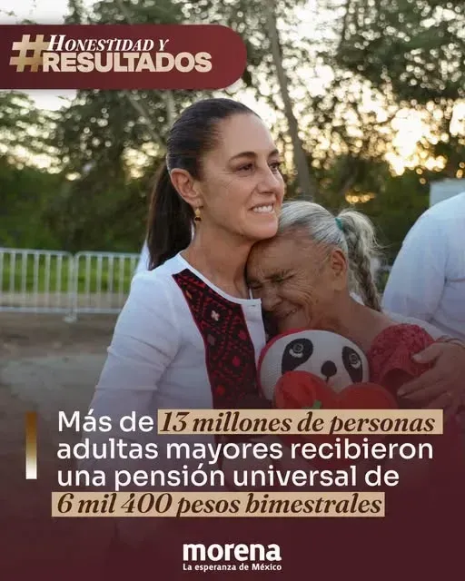 Personas adultas mayores durante una asamblea informativa de Morena