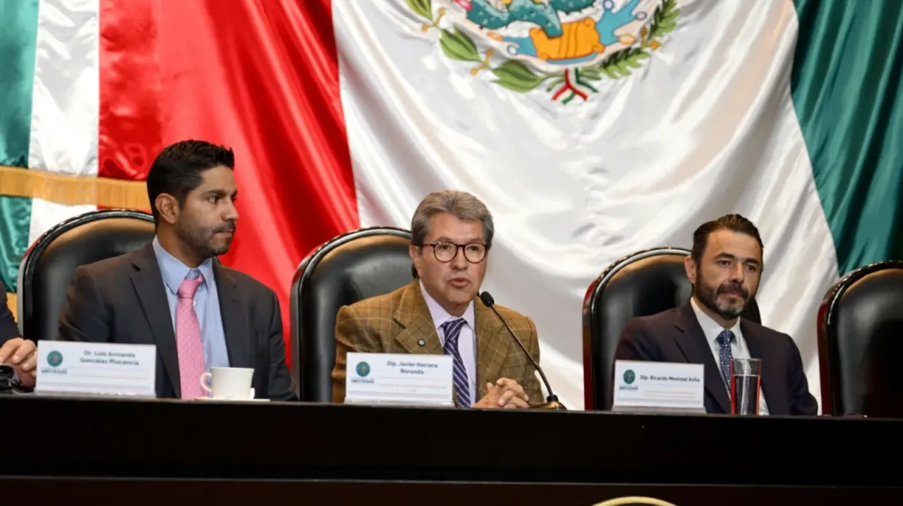 Ricardo Monreal durante entrega de informes financieros de universidades