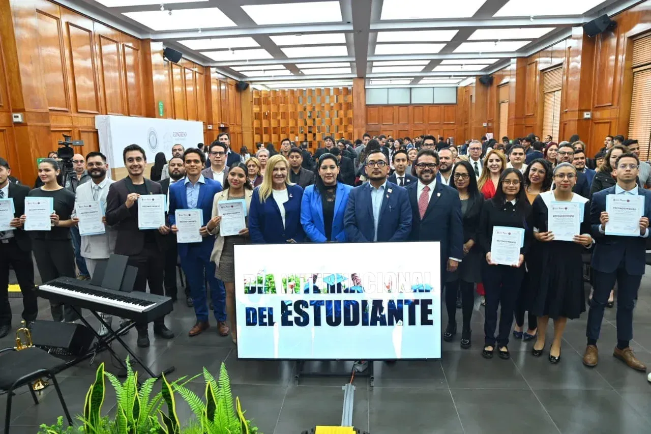 Estudiantes y legisladores durante la entrega de reconocimientos en el Congreso del Estado de México