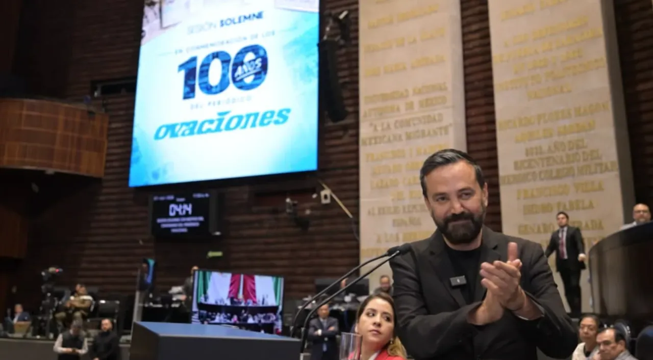 Sesión solemne en la Cámara de Diputados con legisladores en el presídium