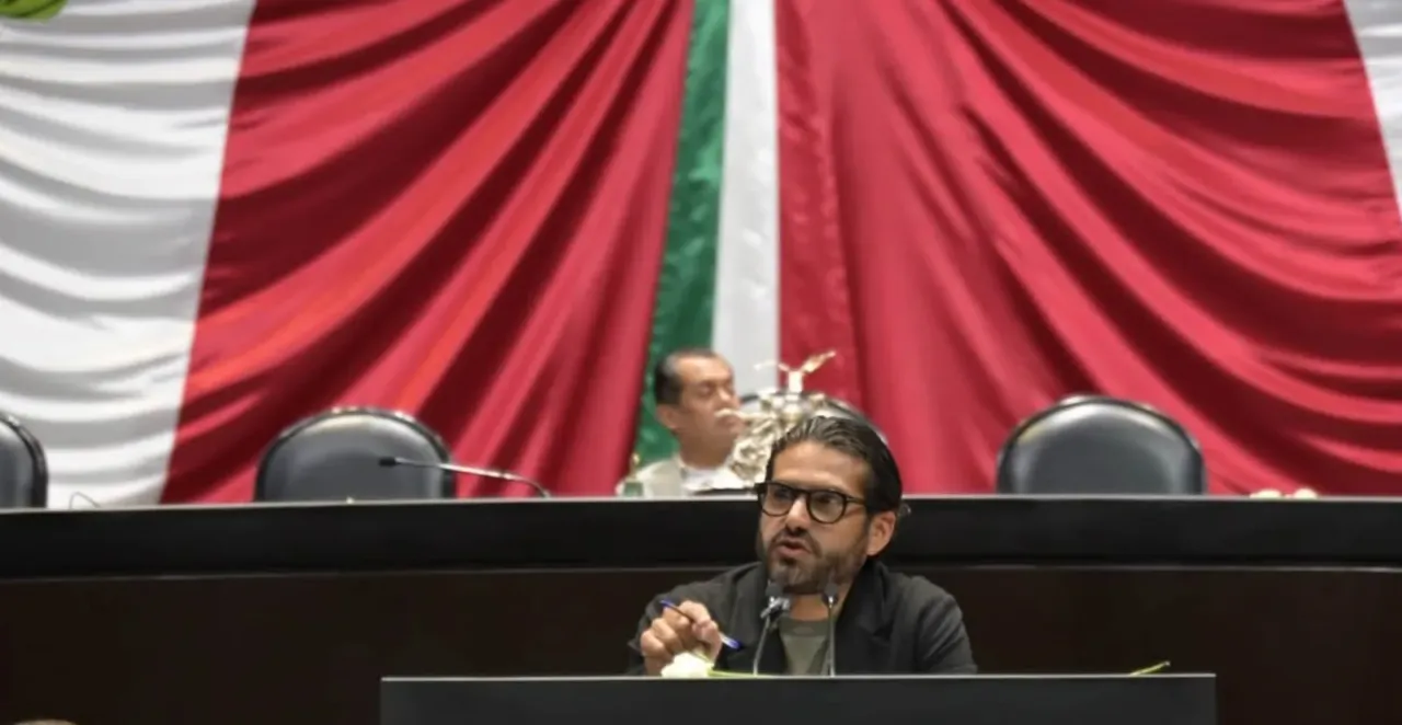 Sesión ordinaria en la Cámara de Diputados con legisladores en tribuna