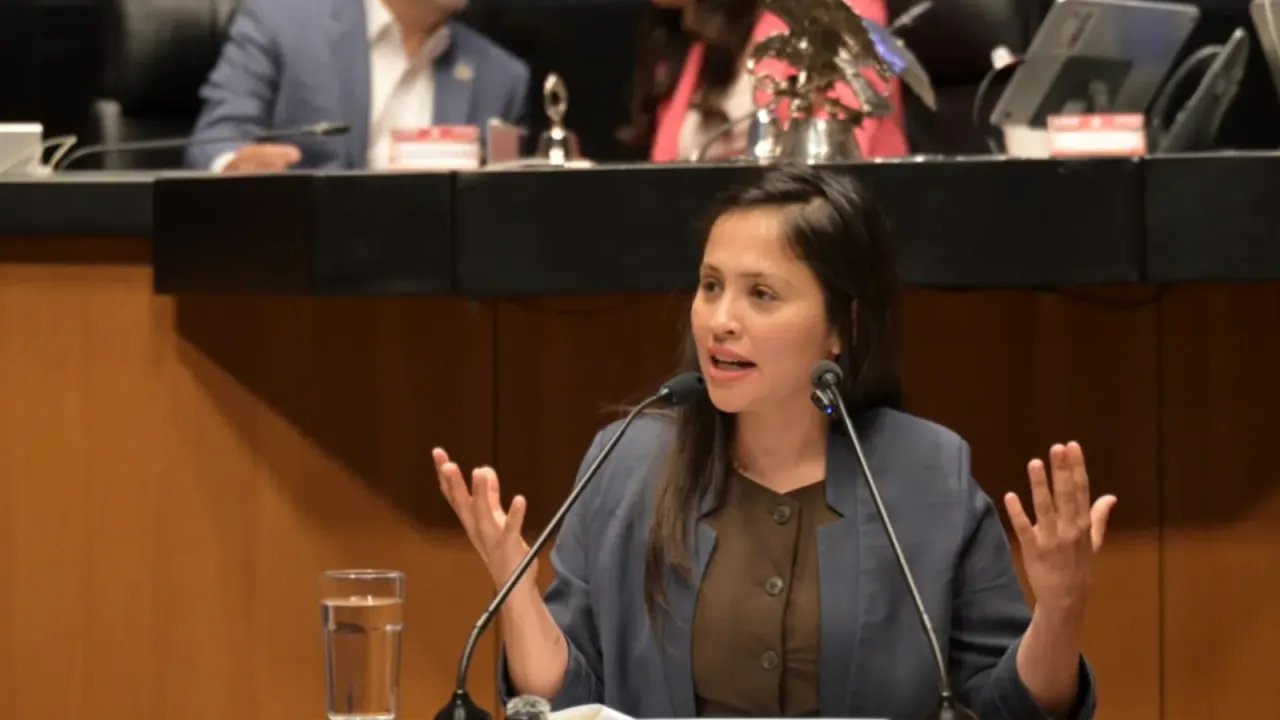 Diputada hablando en tribuna durante sesión de la Comisión Permanente