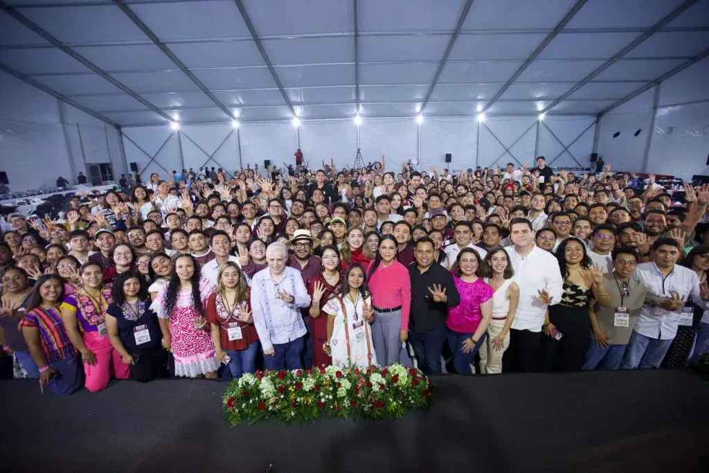 Jóvenes reunidos en el campamento nacional de Morena en Palenque, Chiapas