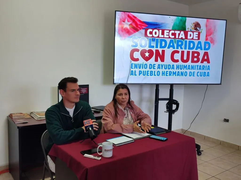 Personas donando productos en un centro de acopio de Morena Sonora