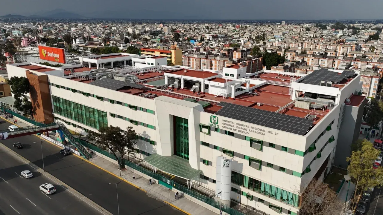 Personal de salud en un hospital público durante una jornada de atención