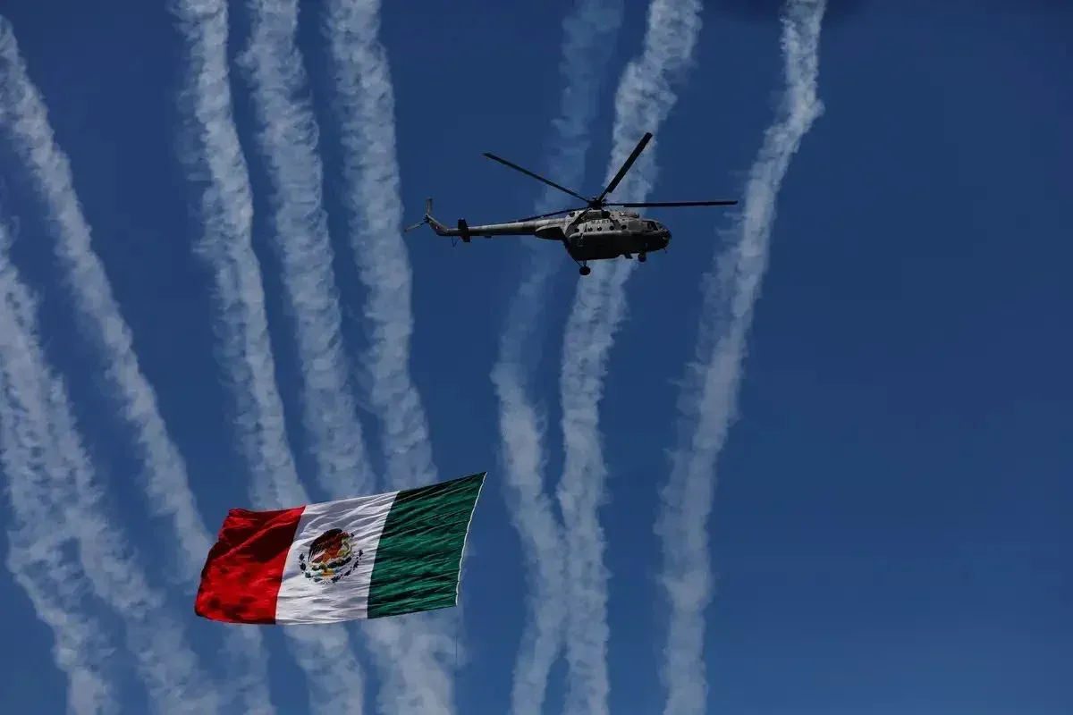 Elementos navales desfilan en el puerto de Veracruz durante la conmemoración de la Armada de México