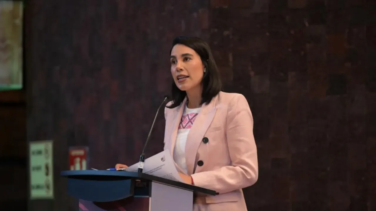 Secretaria de Turismo durante reunión plenaria de Morena