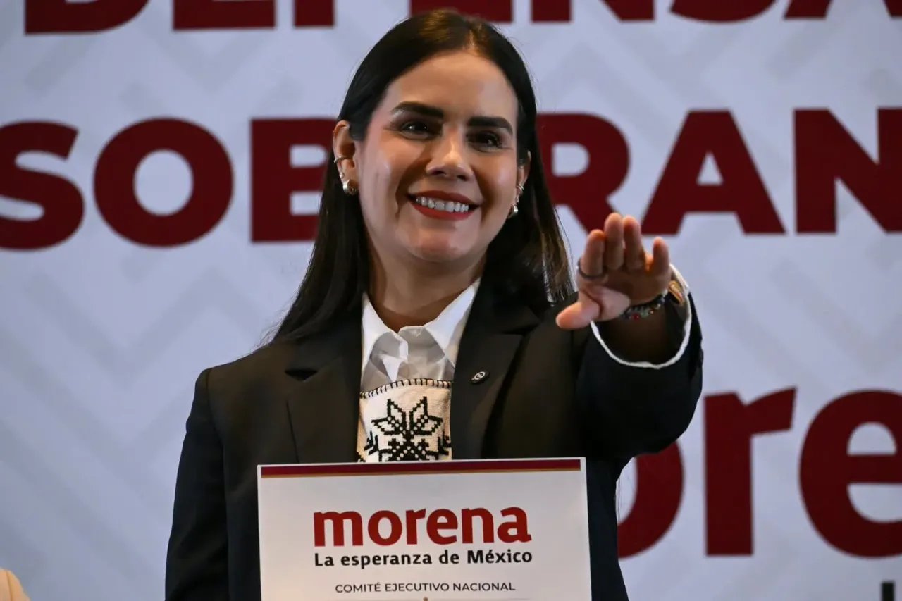 Rosi Bayardo sostiene su nombramiento como coordinadora estatal de Morena en Colima durante un acto del Comité Ejecutivo Nacional.