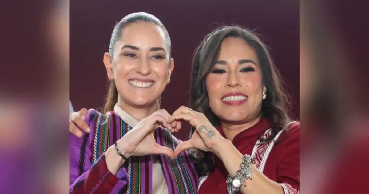 Simey Olvera posa junto a Tamara Henaine, caracterizada como Claudia Sheinbaum, durante su informe de labores en Hidalgo.