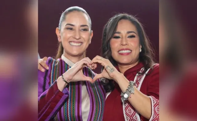 Simey Olvera posa junto a la actriz Tamara Henaine, caracterizada como Claudia Sheinbaum, durante el cierre de su segundo informe en Ixmiquilpan.
