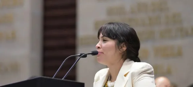 Diputada federal en tribuna durante la presentación de una iniciativa en San Lázaro