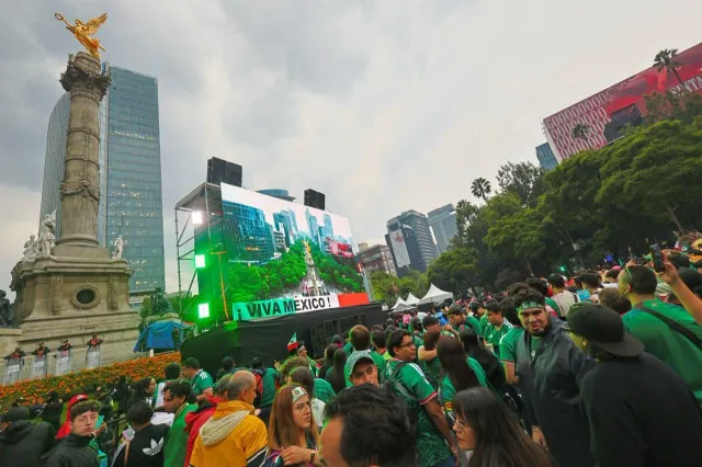 Personas reunidas frente a una pantalla gigante durante un partido de fútbol