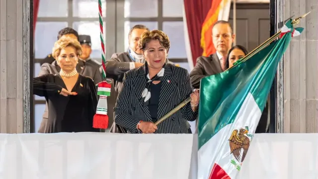 Gobernadora Delfina Gómez durante el Grito de Independencia en el balcón de Palacio de Gobierno en Toluca