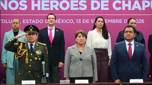Autoridades civiles y militares durante ceremonia conmemorativa en el Estado de México